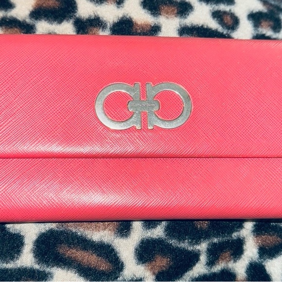Dooney & Bourke Handbags - Luxe n Mid Wallets, Mystery boxes, Bag Accessories Bring it! Bring your buyers!
